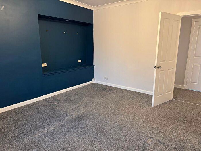1 Bedroom Flat To Rent In Bed With Driveway & Garden Netherplace Rd, G77