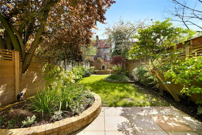 3 Bedroom Flat To Rent In Elm Park Road, London, SW3