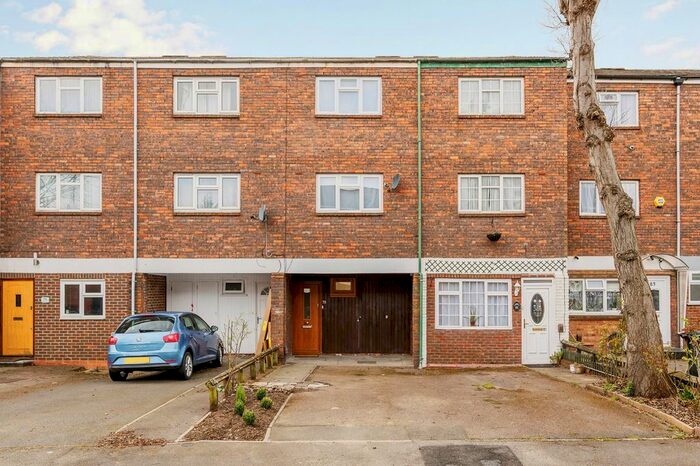 3 Bedroom Town House To Rent In Olympic Way, Greenford, UB6
