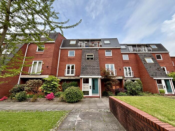 2 Bedroom Apartment For Sale In Porchfield Square, St John's Gardens, Manchester, M3