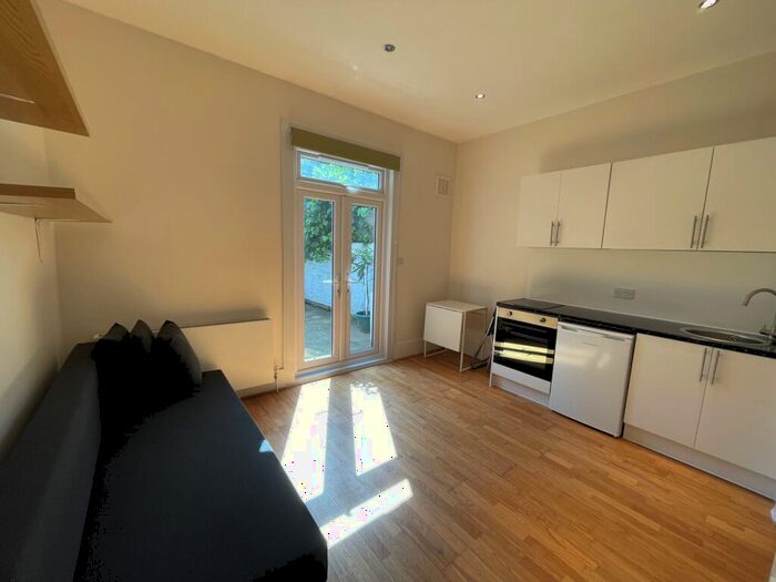 Flat To Rent In La Rose Lane, Haringey, N15
