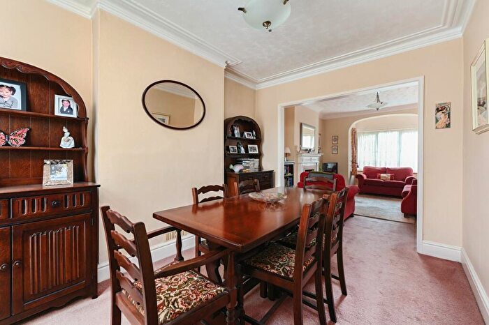 3 Bedroom Detached House For Sale In Windsor Road, Farnborough, GU14