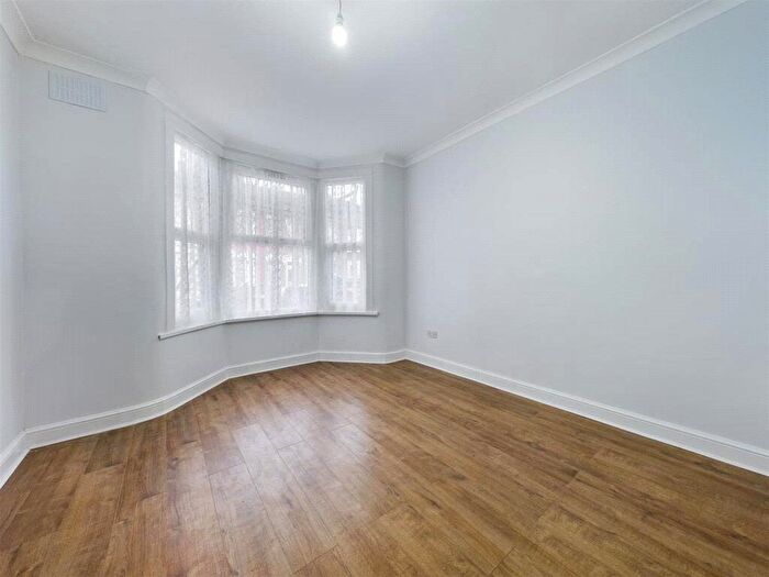 2 Bedroom Flat To Rent In Livingstone Road, Walthamstow, E17