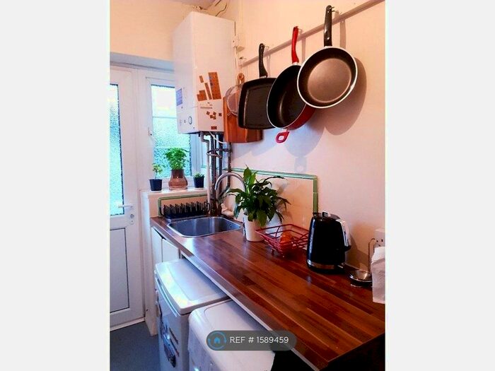 2 Bedroom Flat To Rent In Brixton, London, SW9