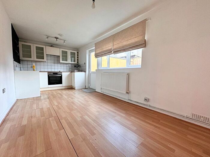 2 Bedroom Flat To Rent In Loxton Drive, Twerton, Bath, BA2