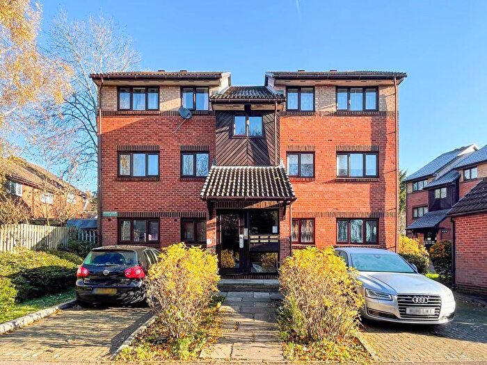 2 Bedroom Flat To Rent In Pavilion Way, Edgware, HA8