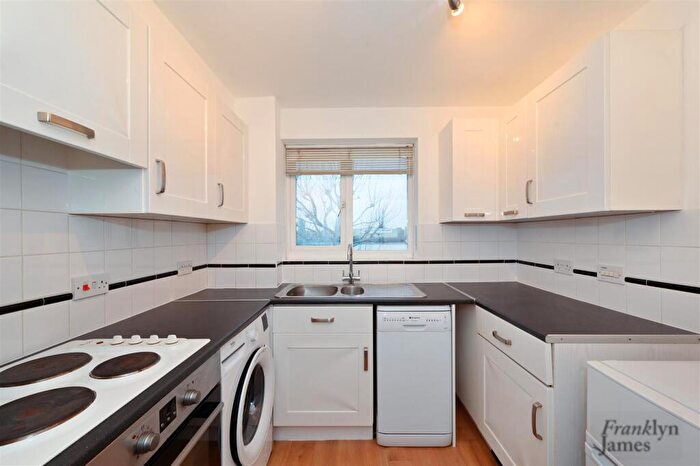 2 Bedroom Apartment To Rent In Ferguson Close, London, E14