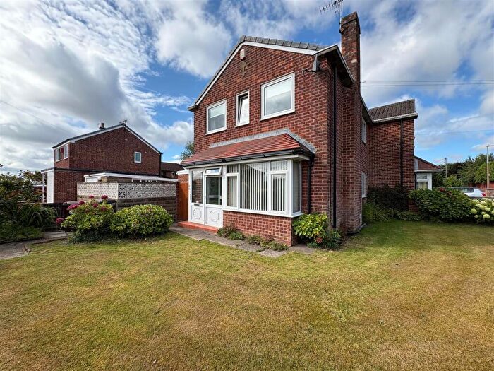 3 Bedroom Semi-Detached House For Sale In Sherwood Avenue, Gomersal, Cleckheaton, BD19