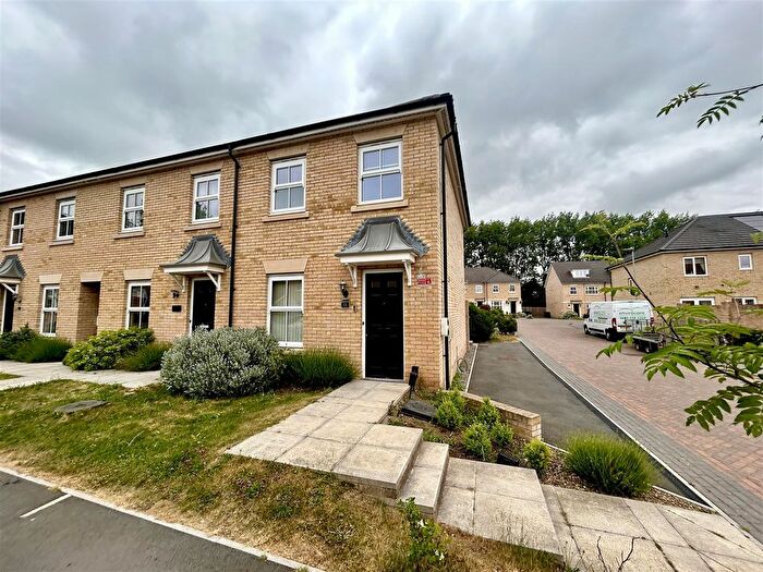 2 Bedroom Town House For Sale In Castle Hill Close, Garforth, Leeds, LS25