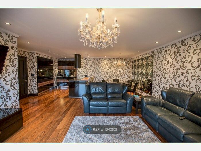 2 Bedroom Flat To Rent In Imperial Point, Salford, M50