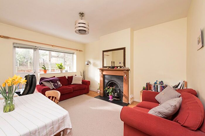 2 Bedroom Flat To Rent In Alexander Court, Wandsworth, SW18