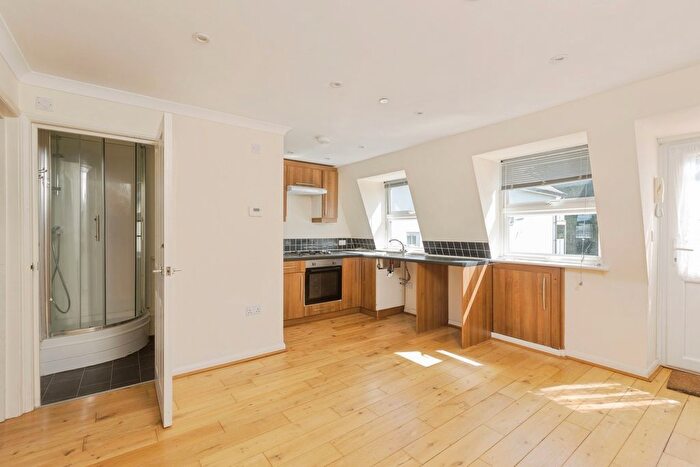 2 Bedroom Flat For Sale In London Road, Southborough, Tunbridge Wells, Kent, TN4