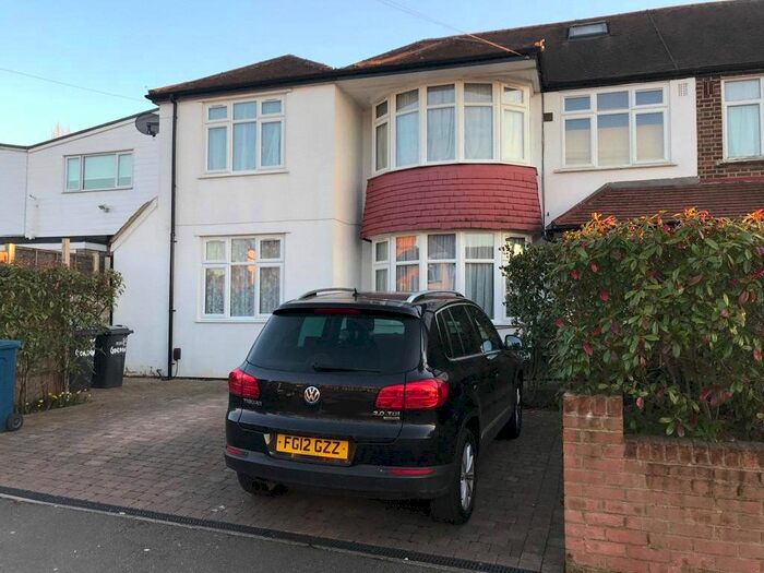 2 Bedroom Flat To Rent In Gordon Avenue, London, London HA7