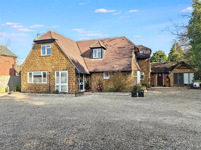 4 Bedroom Detached House For Sale In Kennylands Road, Sonning Common, RG4