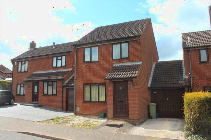 3 Bedroom Link Detached House To Rent In Taunton Deane, Emerson Valley, MK4