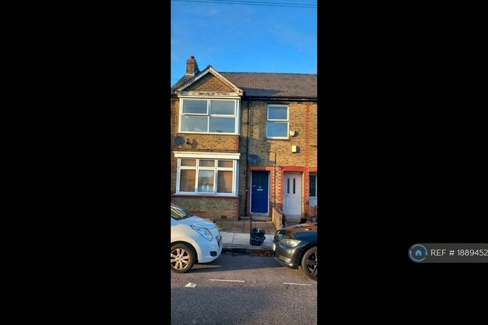 2 Bedroom Flat To Rent In Marks Road, Romford, RM7