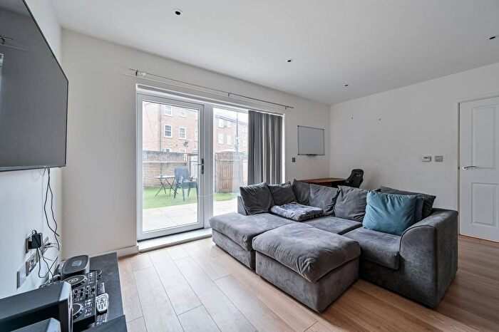 2 Bedroom Maisonette For Sale In Woolwich New Road, Woolwich, London, SE18