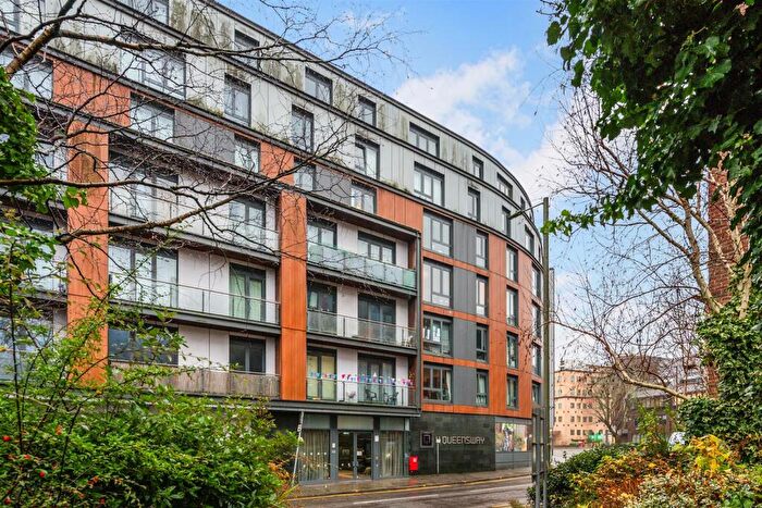 2 Bedroom Flat For Sale In Queensway, Redhill, RH1