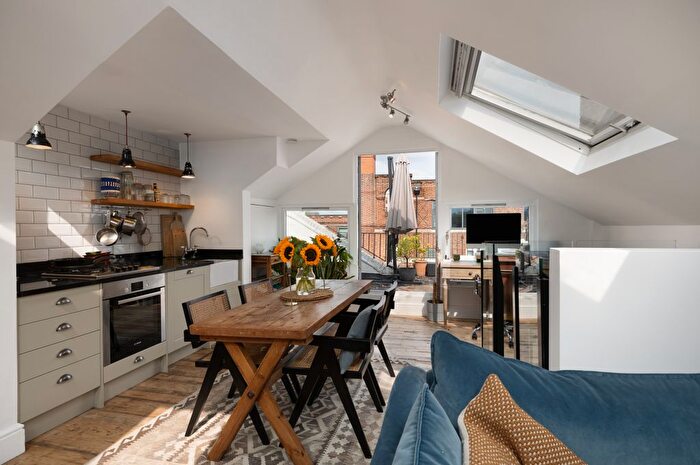 2 Bedroom Flat For Sale In Golborne Road, Notting Hill, London, W10