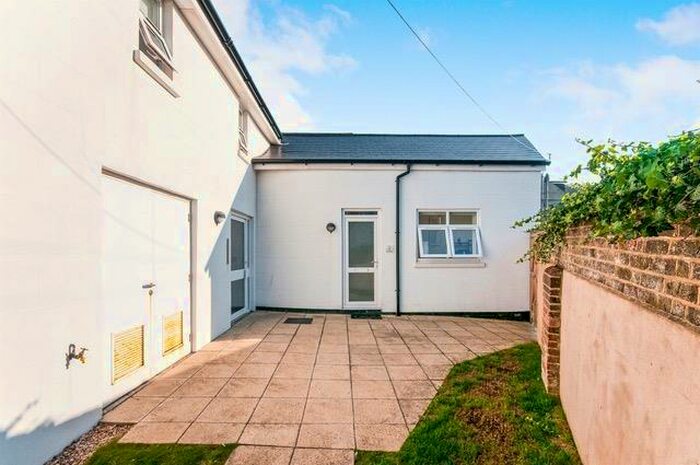 2 Bedroom Flat To Rent In Clinton Lane, Seaford, BN25