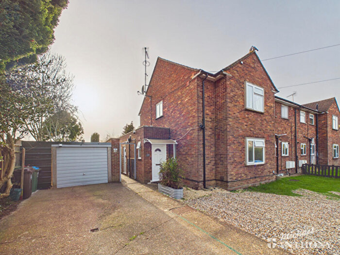 2 Bedroom Maisonette For Sale In Churchill Avenue, Aylesbury, HP21