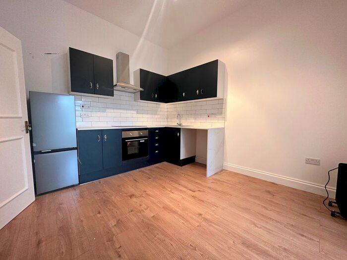 Studio To Rent In Stockwell Road, London, SW9