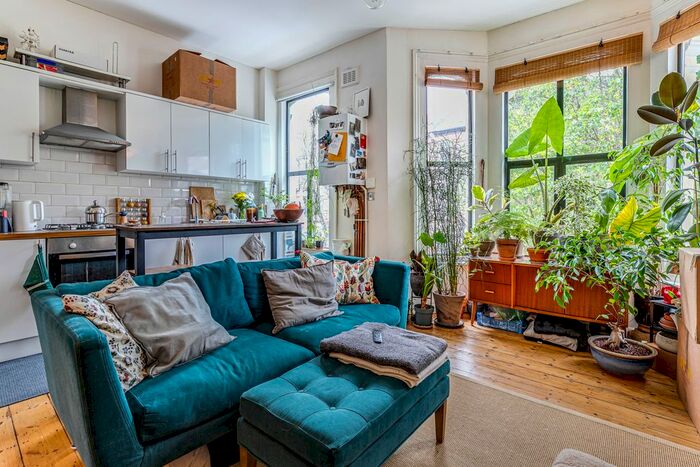 2 Bedroom Flat To Rent In St. Luke's Avenue, London, SW4