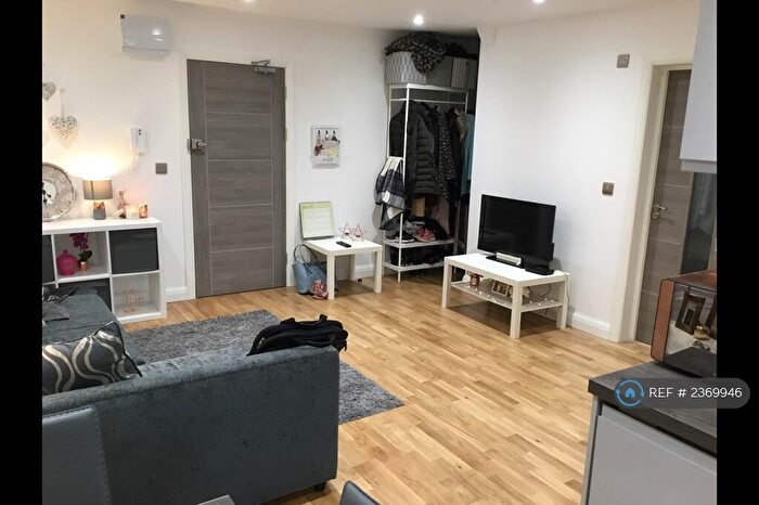 1 Bedroom Flat To Rent In Oakfield House, London, E17