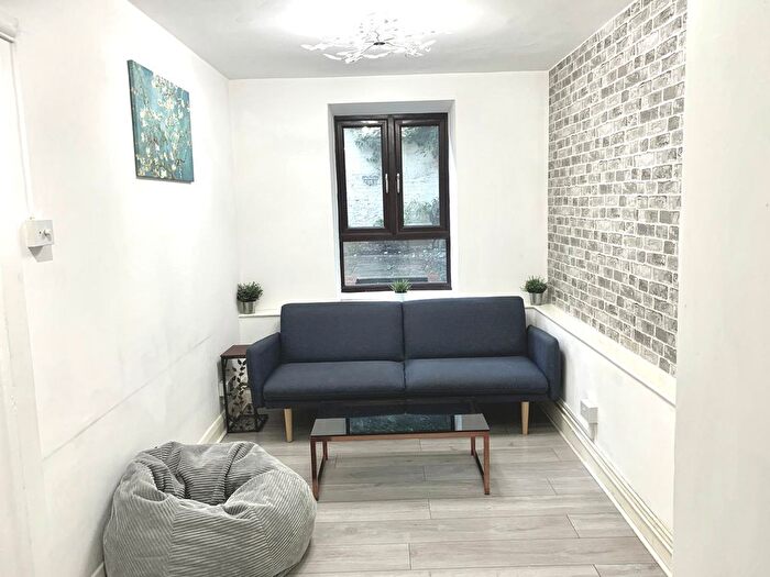 3 Bedroom Flat To Rent In New Park Road, London, SW2