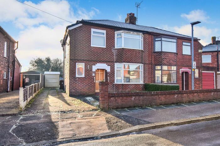 3 Bedroom Semi-Detached House For Sale In Green Avenue, Tyldesley, M29