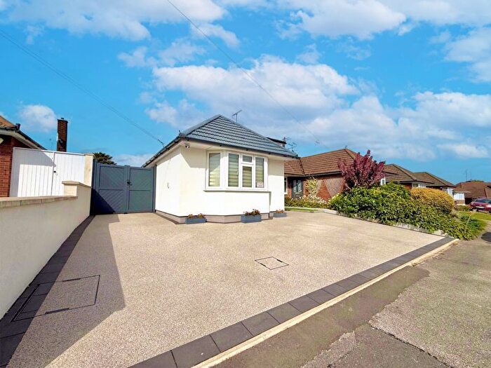 3 Bedroom Semi-Detached Bungalow For Sale In Holmwood Close, Dunstable, LU5