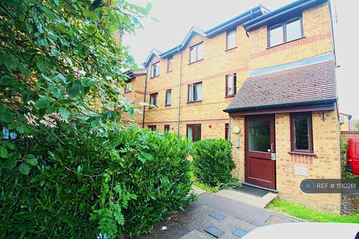 2 Bedroom Flat To Rent In Overton Drive, Ilford, RM6