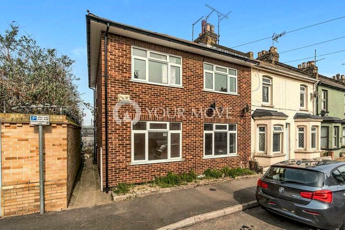2 Bedroom Flat To Rent In Windsor Road, Gillingham, Kent, ME7