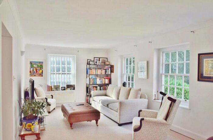 2 Bedroom Flat To Rent In Corringham Way, Golders Green, NW11