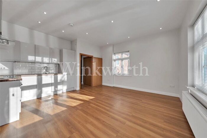 2 Bedroom Apartment To Rent In Templars Avenue, London, NW11