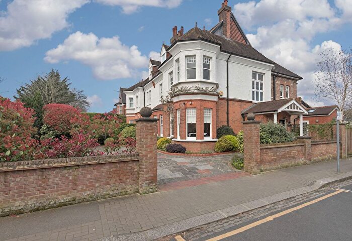 6 Bedroom Property For Sale In Wood Street, Barnet, EN5