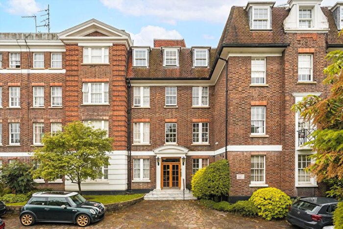 4 Bedroom Flat For Sale In Putney Hill, Putney, SW15