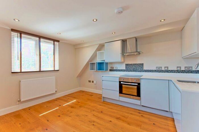 Flat To Rent In Rondu Road, Cricklewood, NW2