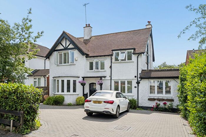 5 Bedroom Detached House For Sale In Chiltern Avenue, Bushey, WD23