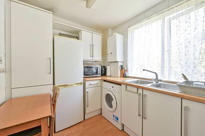 2 Bedroom Flat To Rent In Gipsy Lane, West Putney, London, SW15