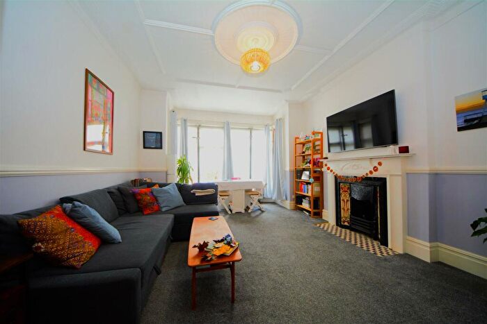 2 Bedroom Flat To Rent In Nether Street, Finchley., N3