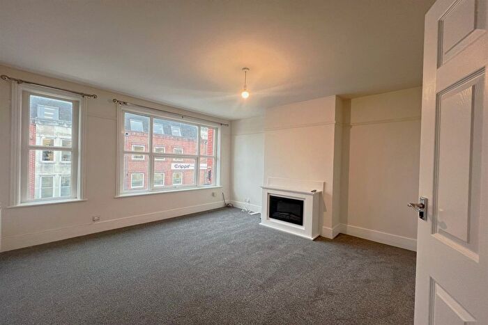 1 Bedroom Flat To Rent In Queen Street, Horsham, West Sussex, RH13