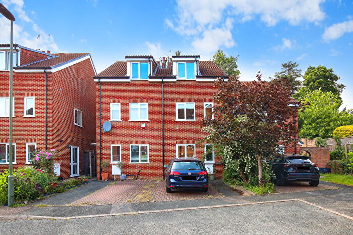 3 Bedroom Semi Detached House To Rent In Hildenlea Place, Bromley, BR2