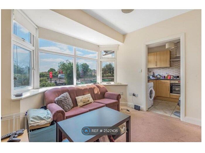 2 Bedroom Flat To Rent In Western Avenue, London, W3