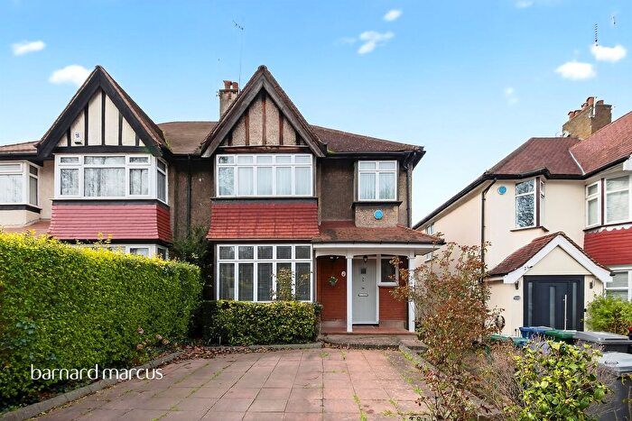 3 Bedroom Semi Detached House For Sale In Leicester Road, Barnet, EN5