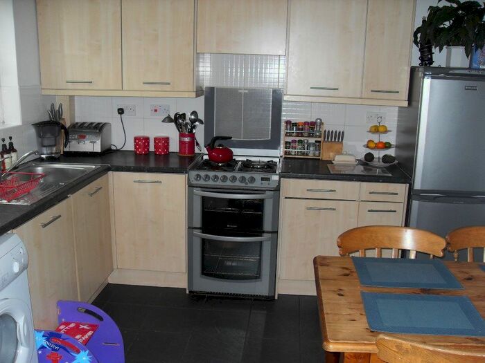 3 Bedroom Terraced House To Rent In Elizabeth Avenue, TW18