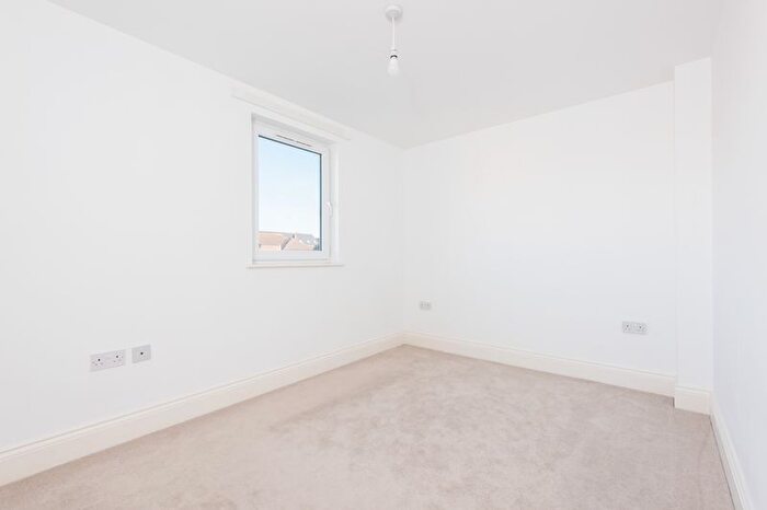 2 Bedroom Flat For Sale In Church Street, Walton-On-Thames, KT12