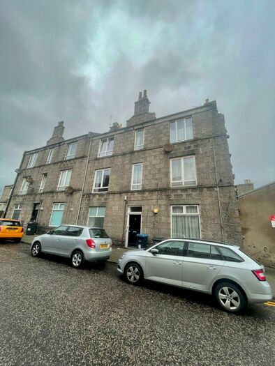 2 Bedroom Flat To Rent In Pittodrie Place, Top Floor Right, City Centre, Aberdeen, AB24