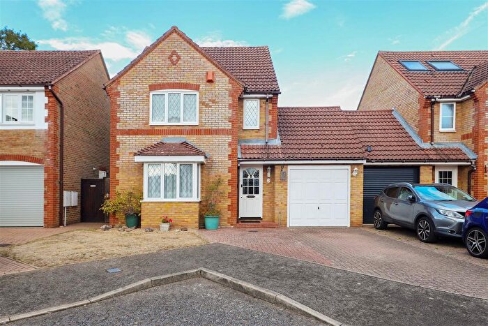 3 Bedroom Link Detached House For Sale In Martindale, Iver, SL0