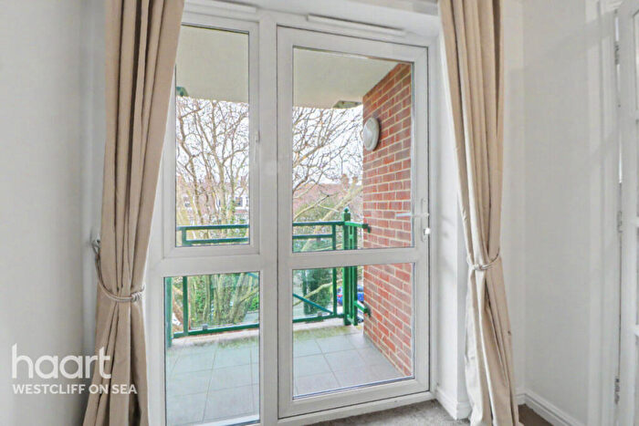 1 Bedroom Flat For Sale In Hamlet Court Road, Westcliff-On-Sea, SS0